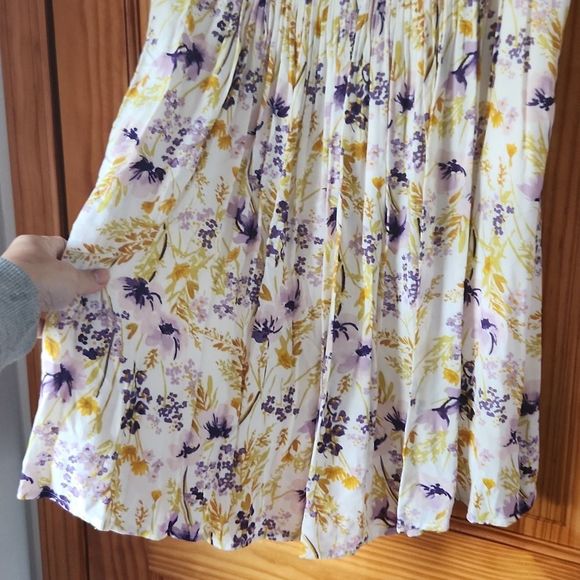 OLD NAVY YELLOW PURPLE FLORAL SLEEVELESS PLEATED DRESS size medium - Picture 5 of 8
